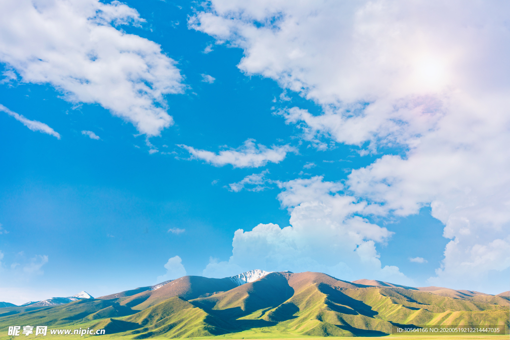 天空蓝天山脉蓝色清新自然背景