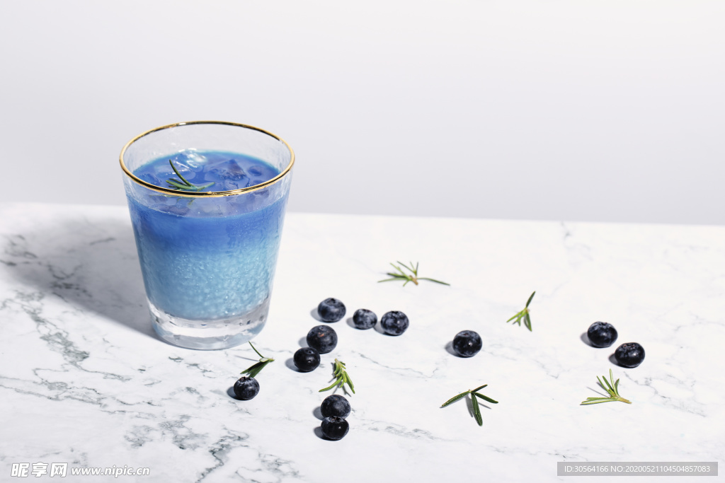 蓝莓果汁饮料大肚杯夏季背景