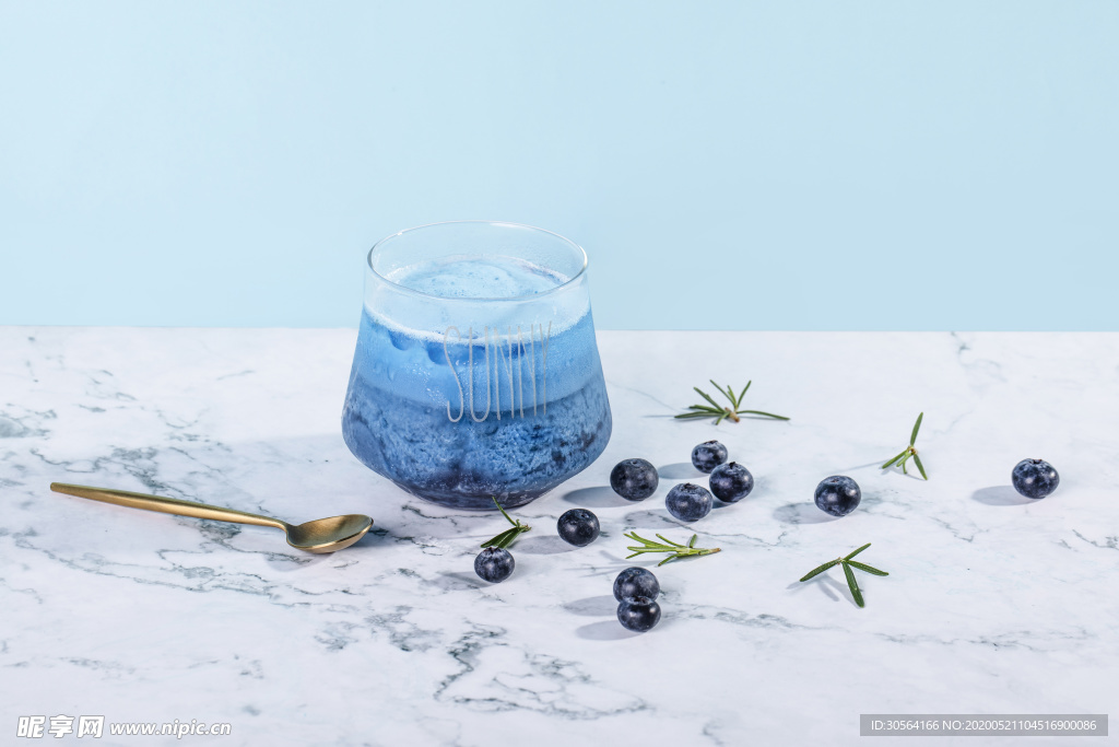 蓝莓果汁饮料大肚杯夏季背景