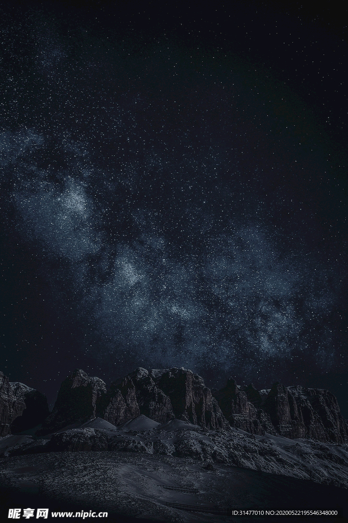 星空下的山脉