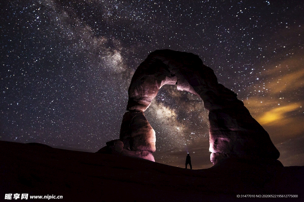 星空下的拱石