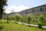 滨江河堤