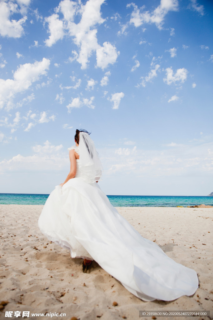 新娘在海边漫步