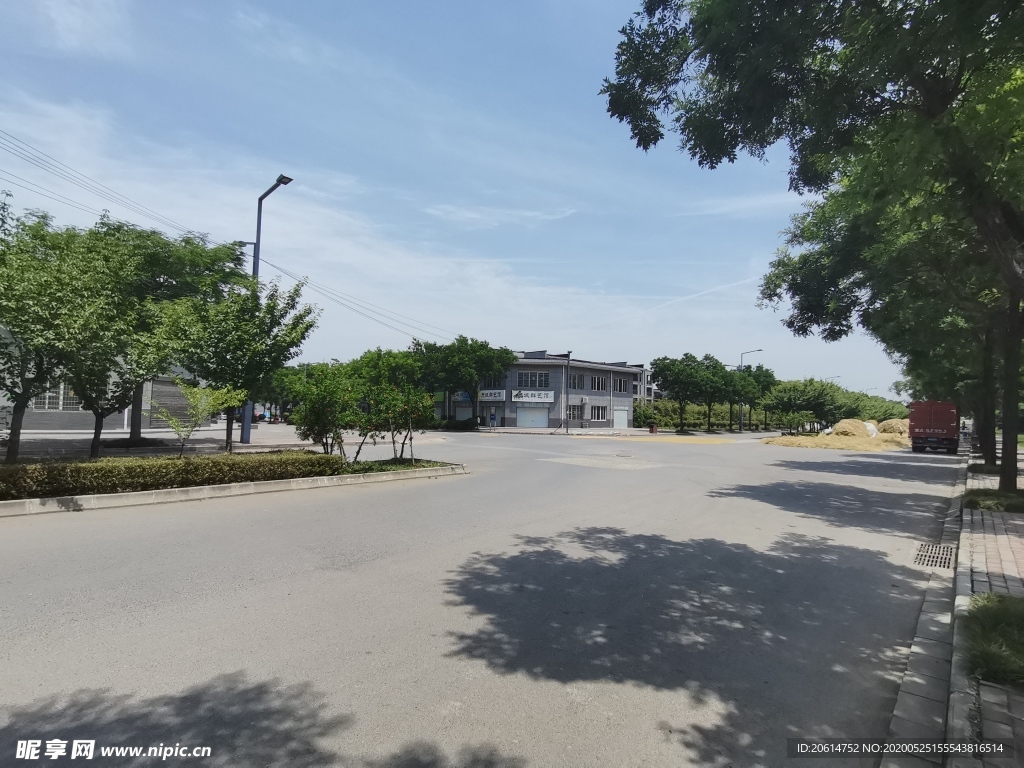 空荡荡的道路