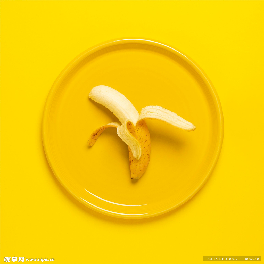 盘子里剥开的香蕉