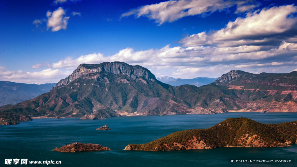 云南丽江泸沽湖格姆女神山湖景风