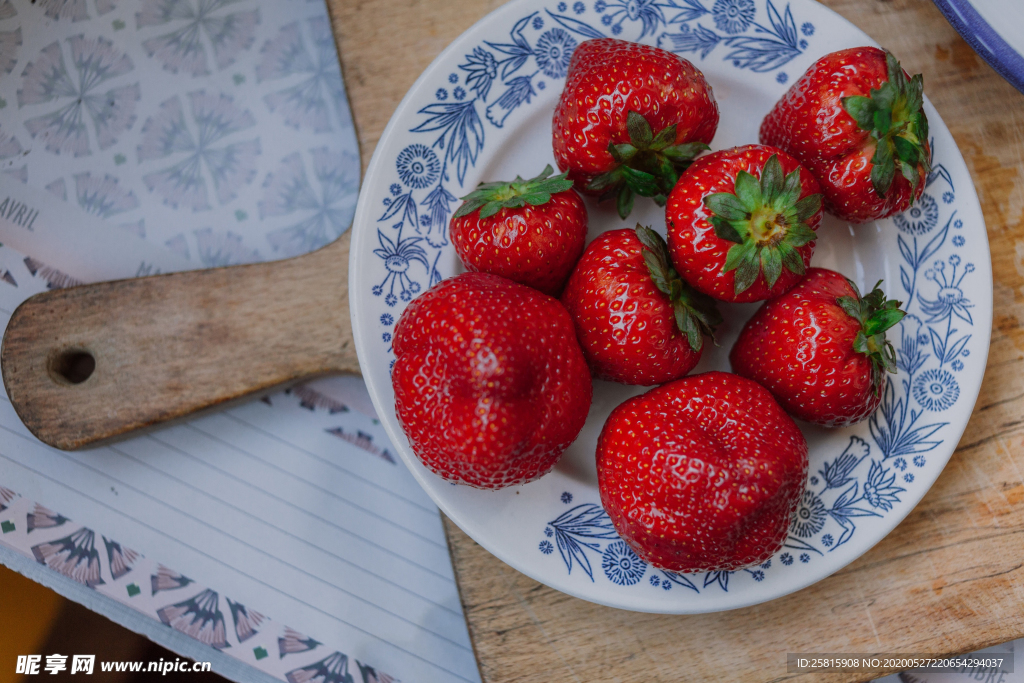 草莓浆果莓果果汁图片