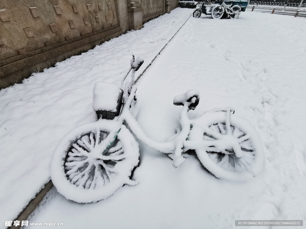 雪地里的自行车