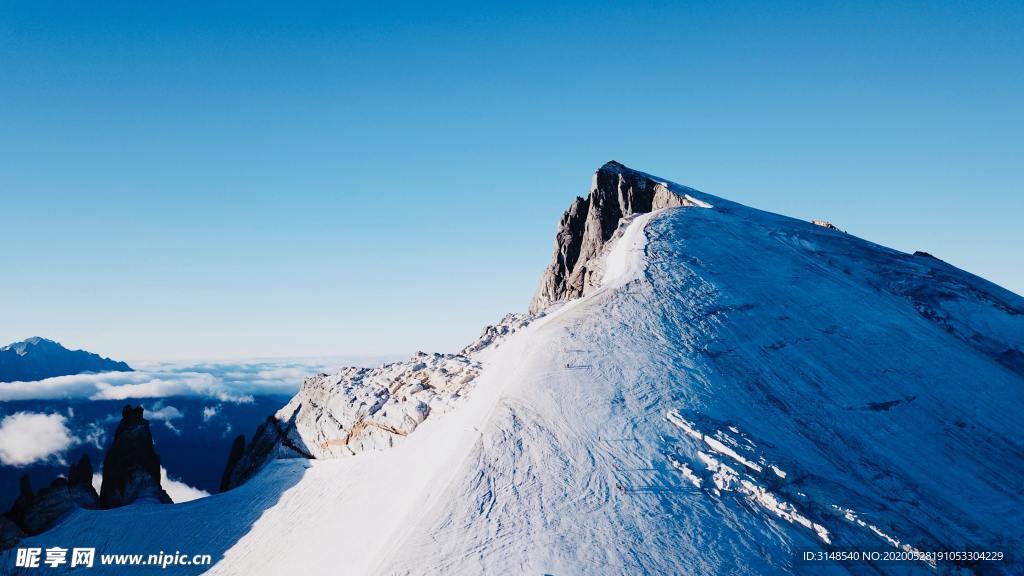 雪山山峰