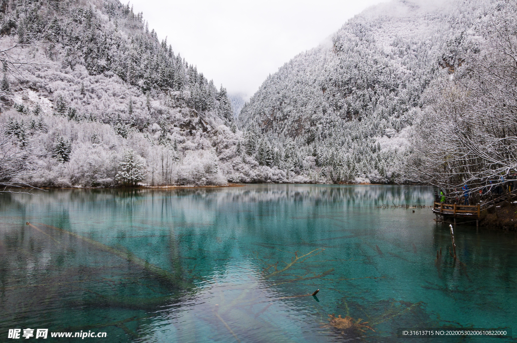 九寨沟五花海雪景