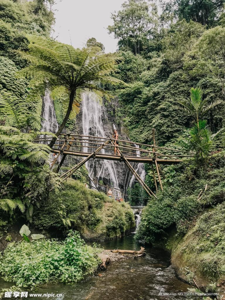 山水吊桥绿色清新自然背景素材