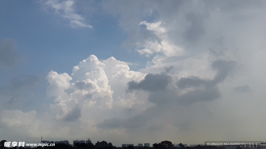 大雨前的水墨龙云