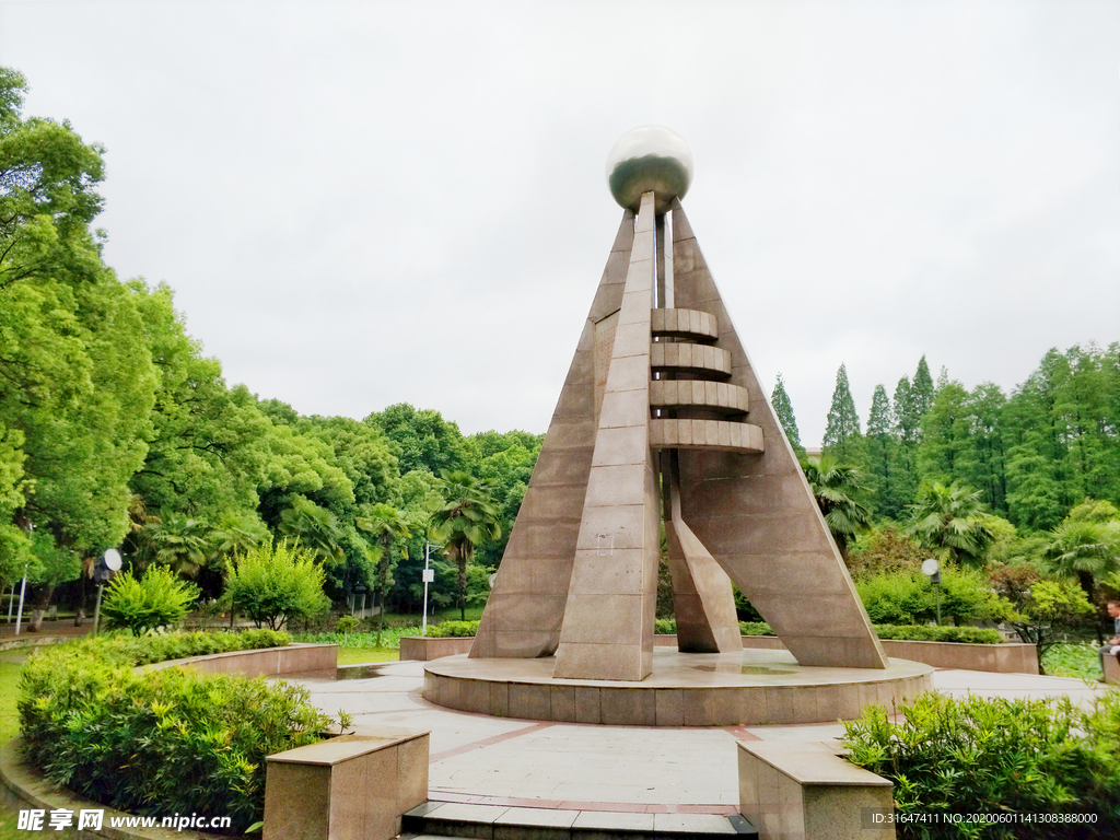 华中科技大学校园雕塑