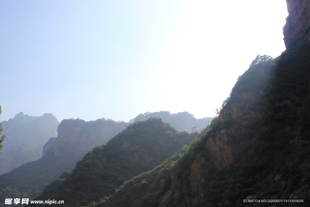 远山 渐变的 层层山