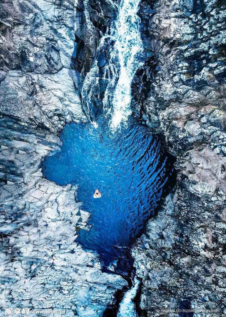 蓝色山崖悬崖湖水文艺背景素材