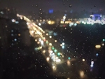 窗外雨后夜景