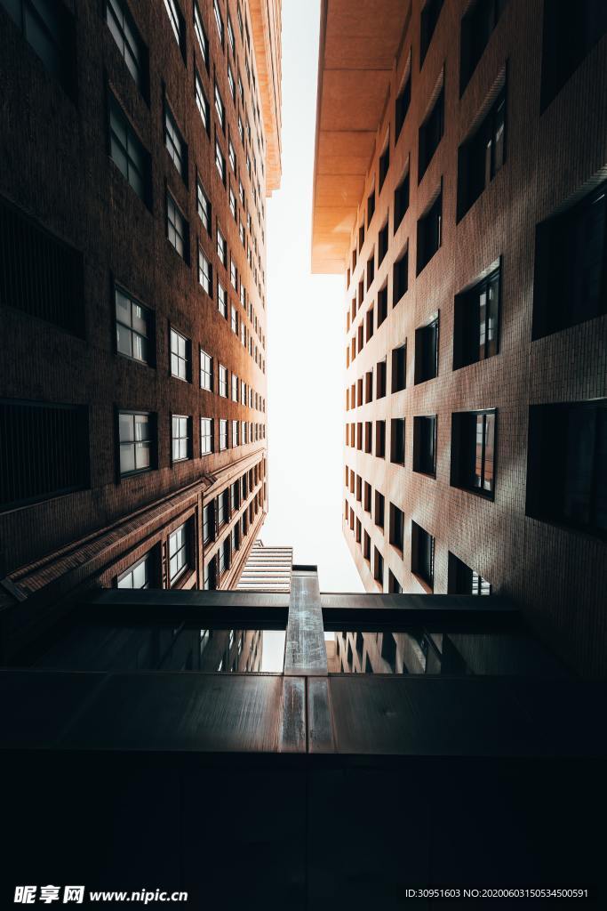 建筑中的天空