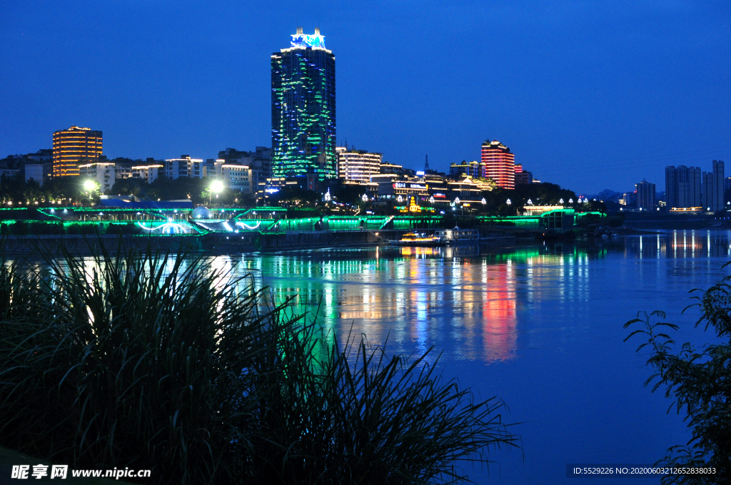 城市夜晚江景