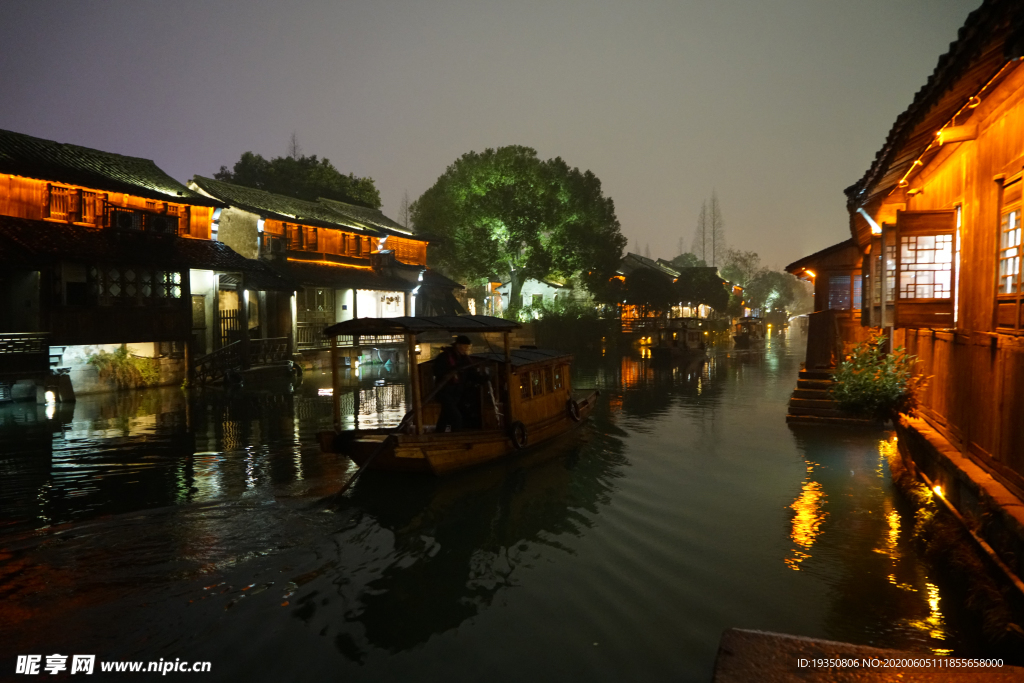 江南水乡乌镇西栅夜景灯光和游船