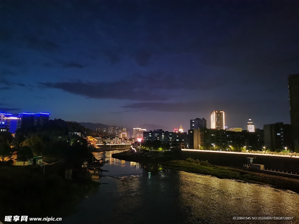 恩施清江河夜景图