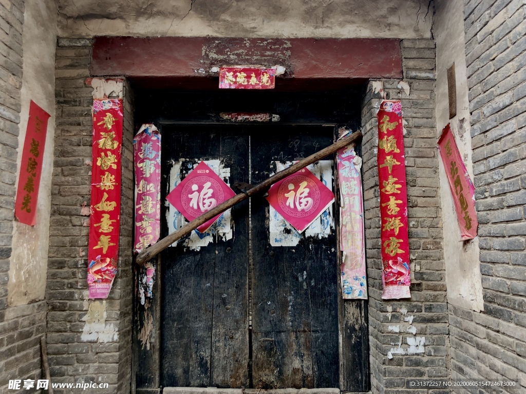 老房子的门