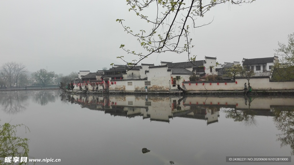 湖边村落