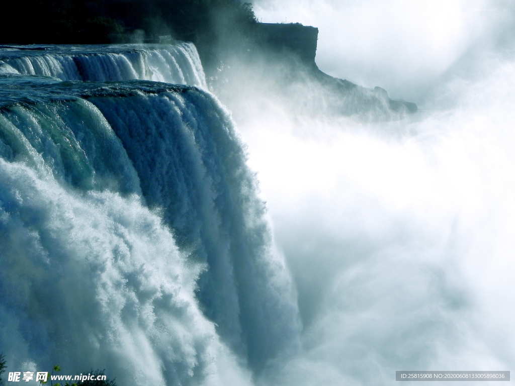 瀑布落水跌水壮美图片
