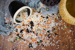 银鱼虾皮蔬菜海鲜粥米摄影照片