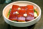 土钵红烧肉