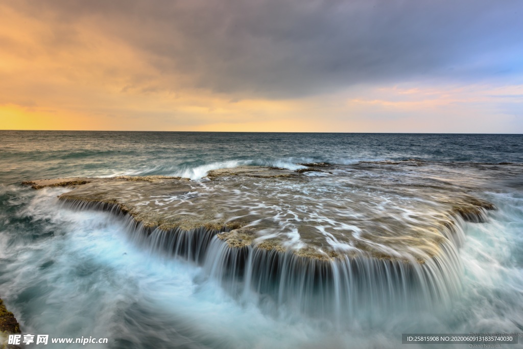 浪花海浪波涛波浪图片