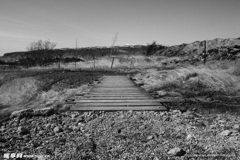 黑白照木桥图片