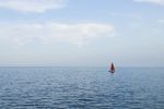 海中小船图片