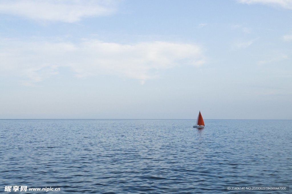 海中小船图片