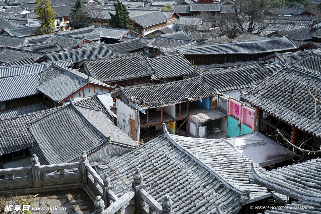 丽江古城古建筑的屋顶灰瓦