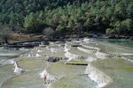 玉龙雪山下白水河层叠瀑布景色
