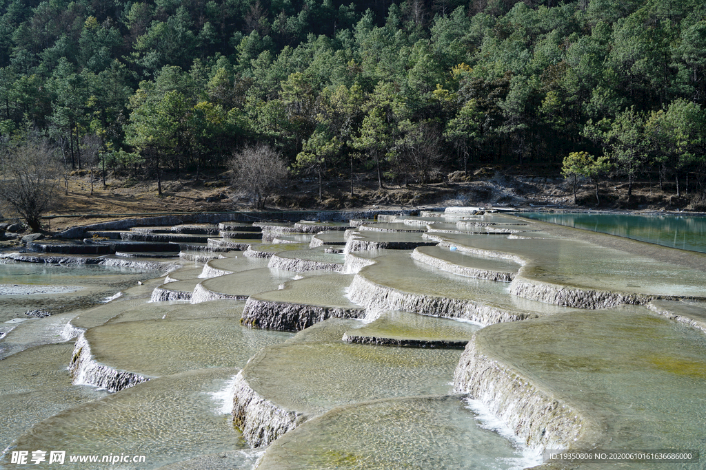 玉龙雪山下白水河层叠瀑布景色