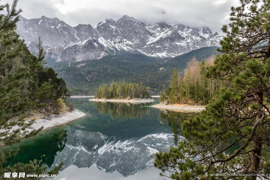 群山前的水面