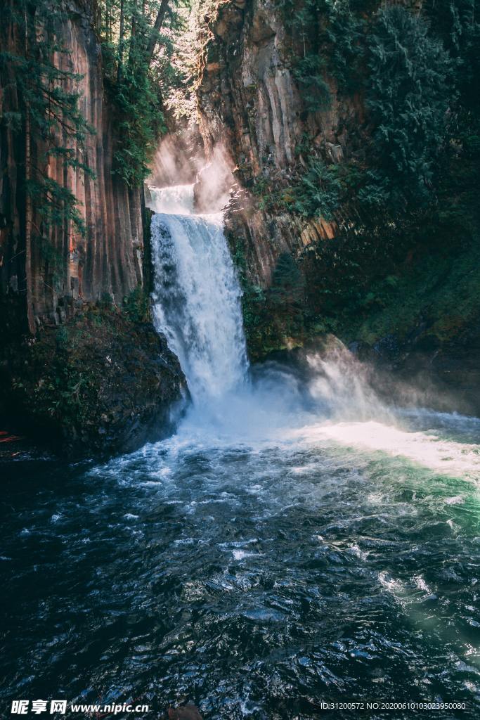 山间流水