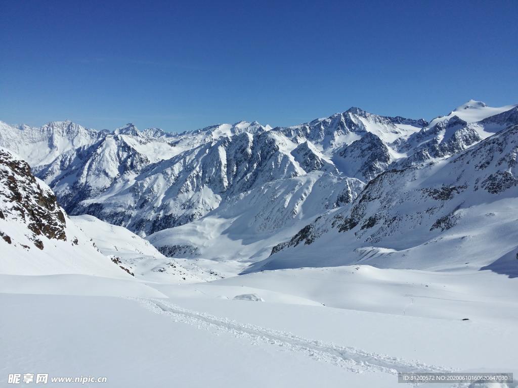 雪山连绵