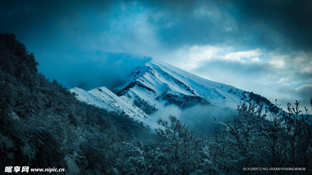 远处的雪山