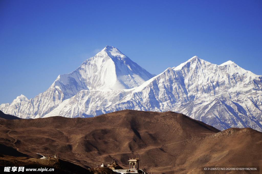 远处的雪山