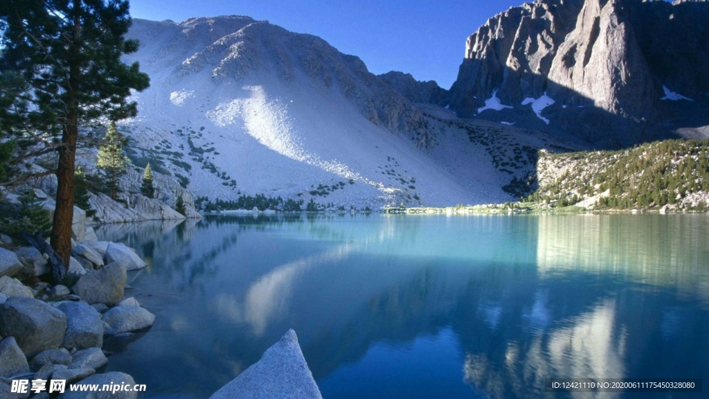 雪山湖泊