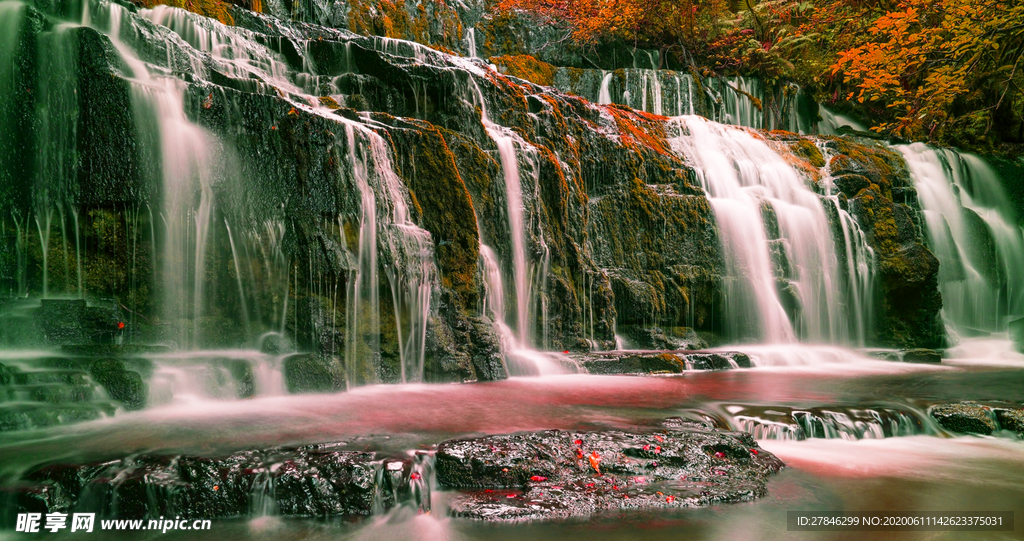 瀑布秋景小溪水帘洞石头水流山间