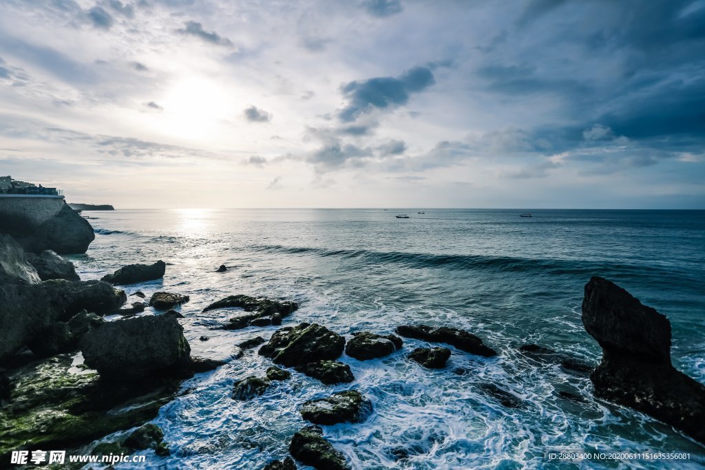 夕阳下海滩