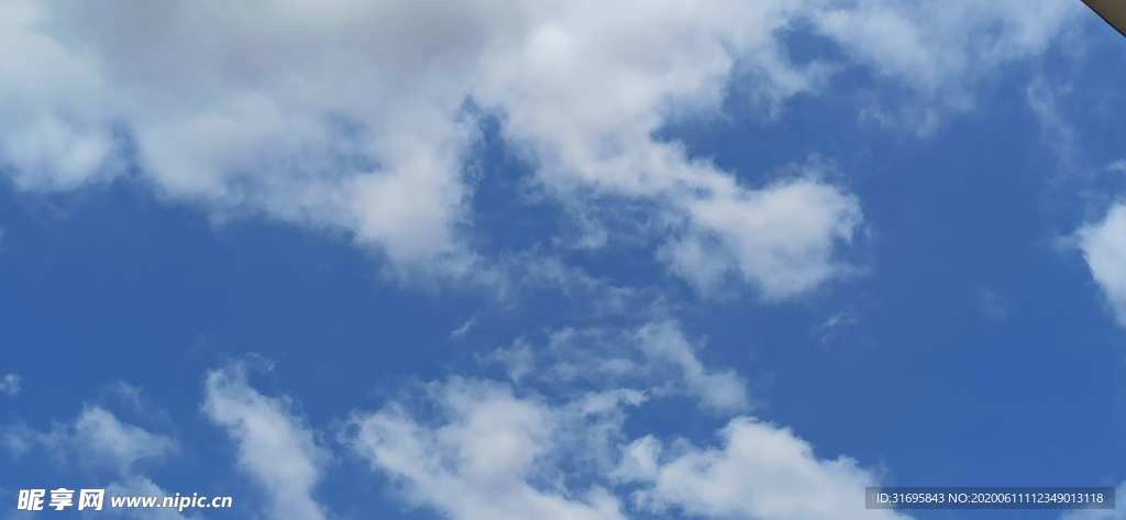 蓝色天空背景