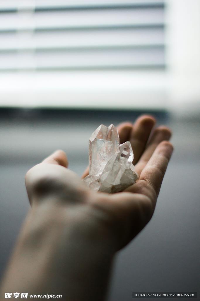手捧水晶