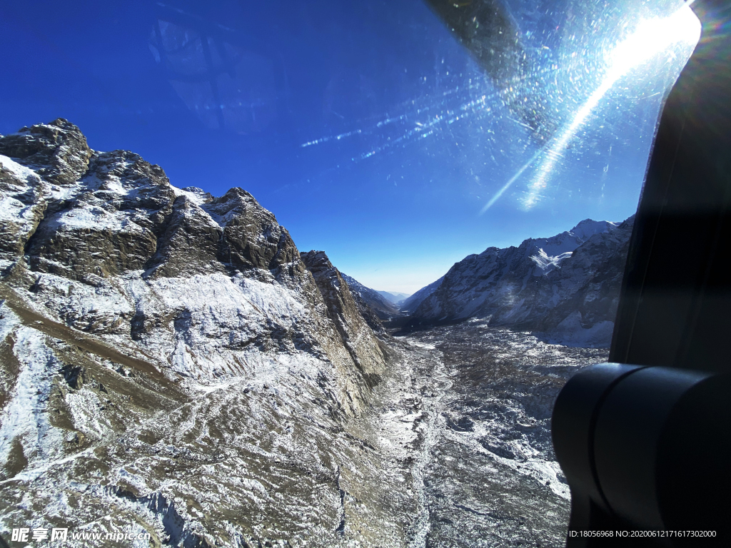 直升机航拍雪山
