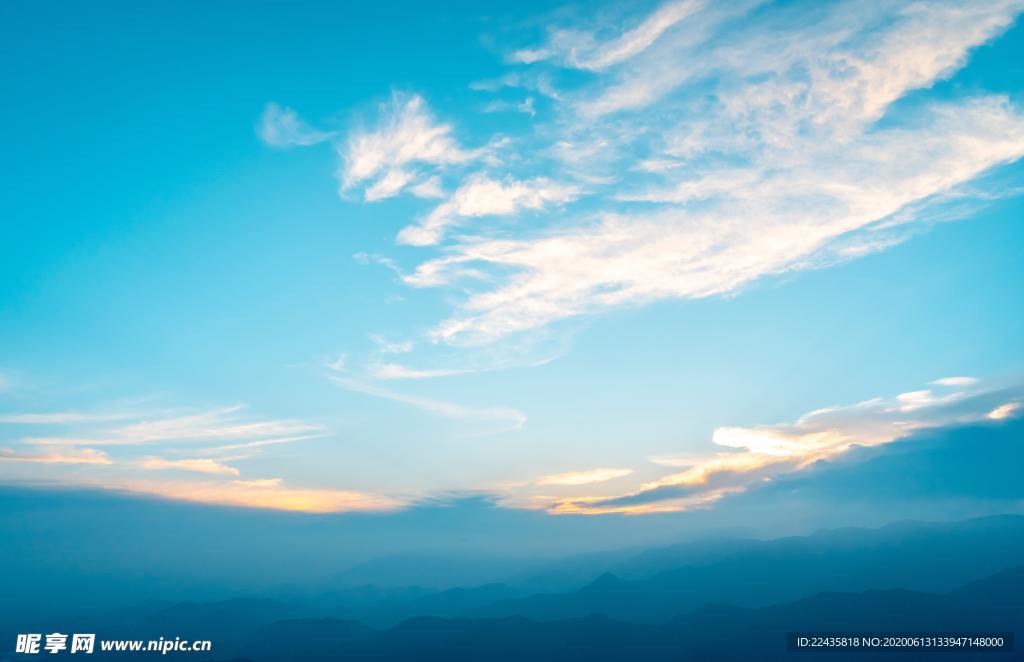 蓝天白云远山