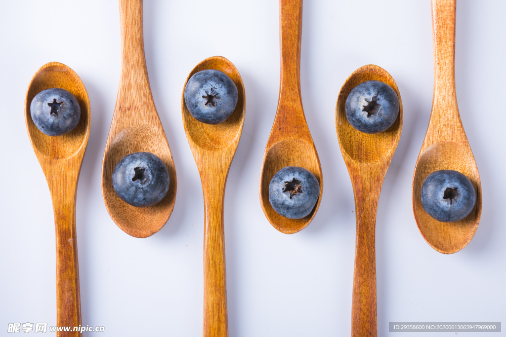 蓝莓与木勺子