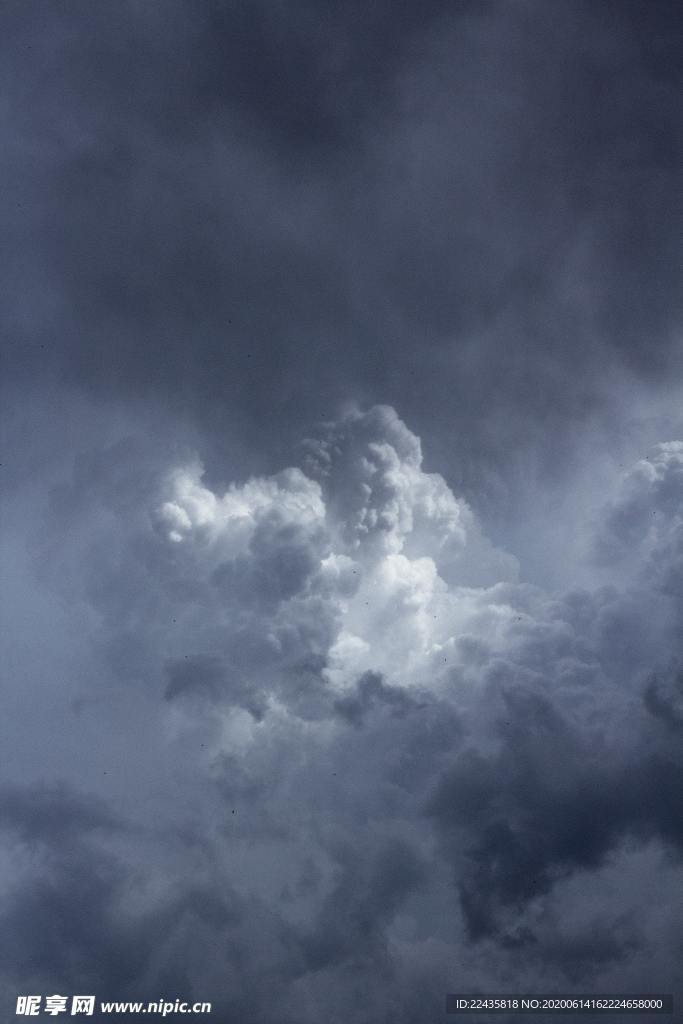 乌云骤雨前夕的天空